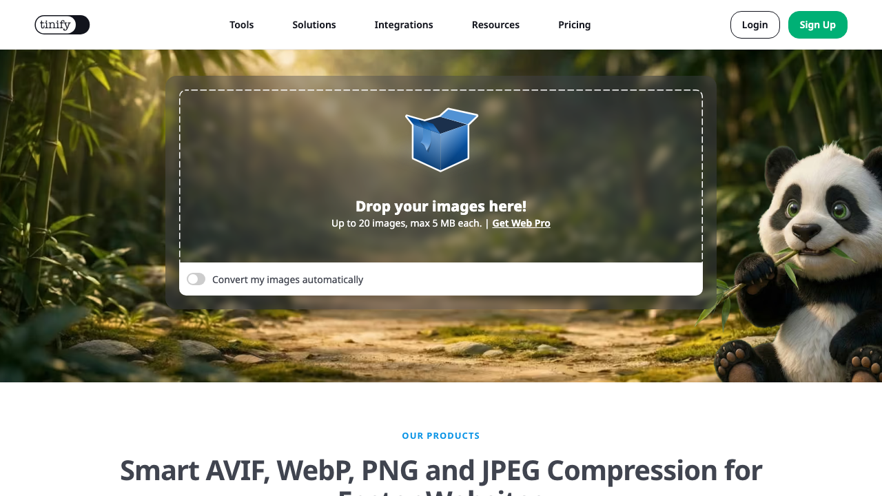 TinyPNGのトップページ。中央に「Drop your images here!」と書かれた点線の枠があり、ここに画像をドラッグ&ドロップする